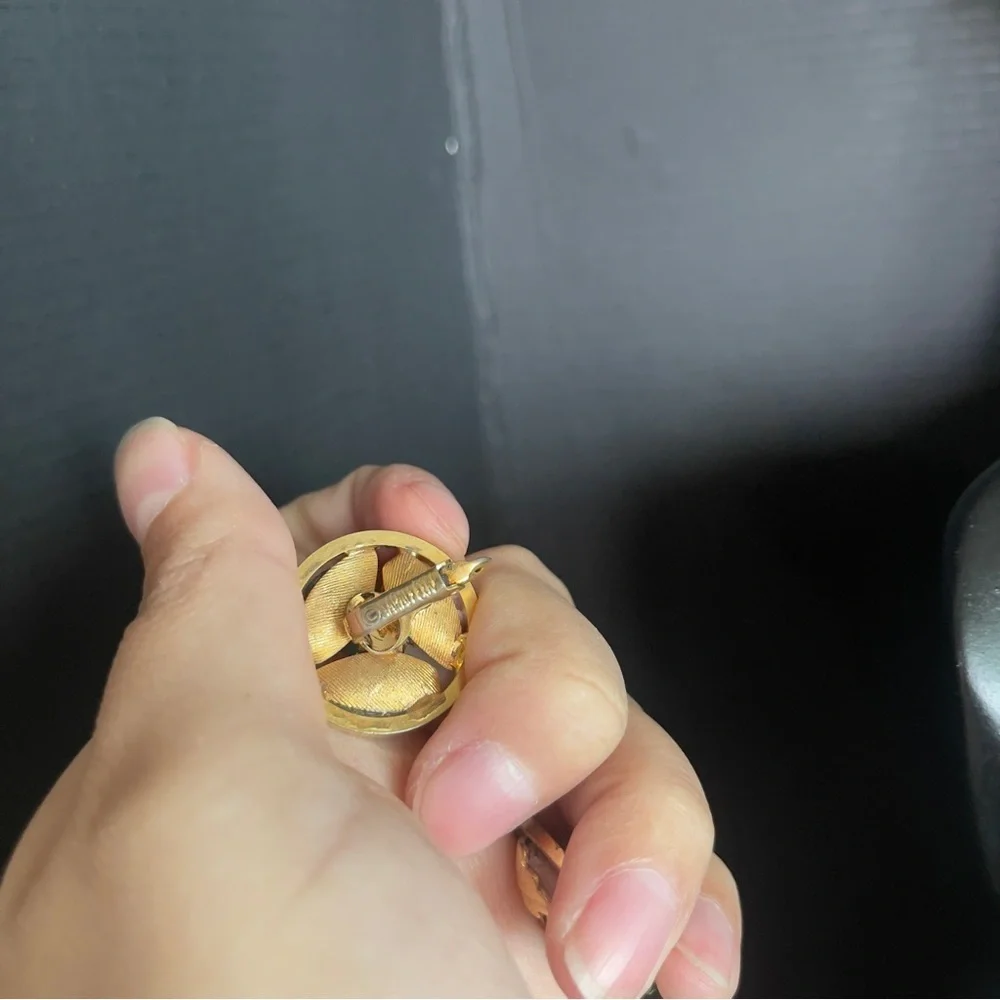Vintage Sarah Coventry gold tone crystal circle clip on earrings